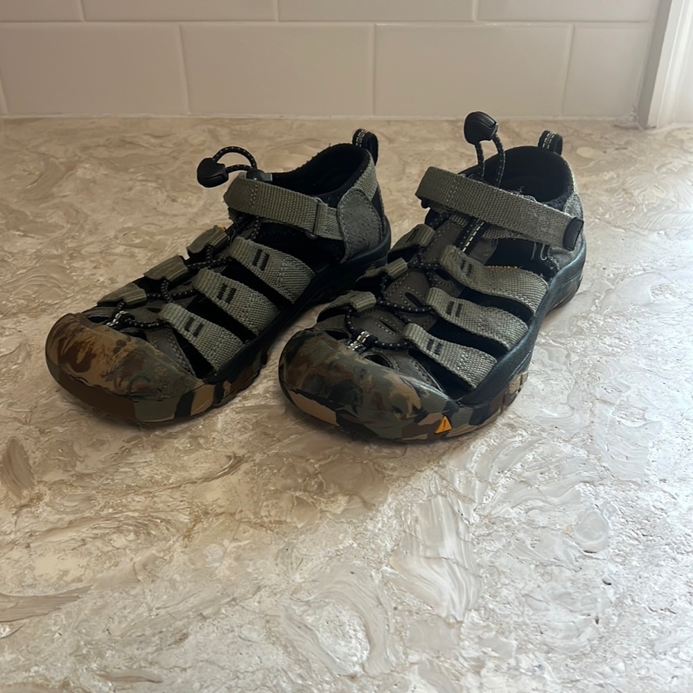 Boys Keen Newport H2 sandal size 3 camo